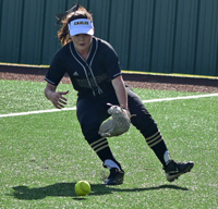 player going for ground ball